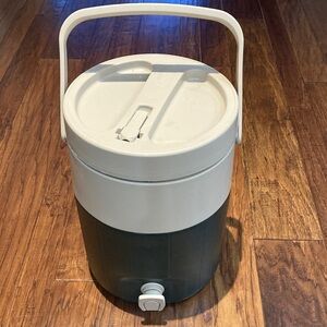 Insulated Coleman 2 Gallon Beverage Dispenser